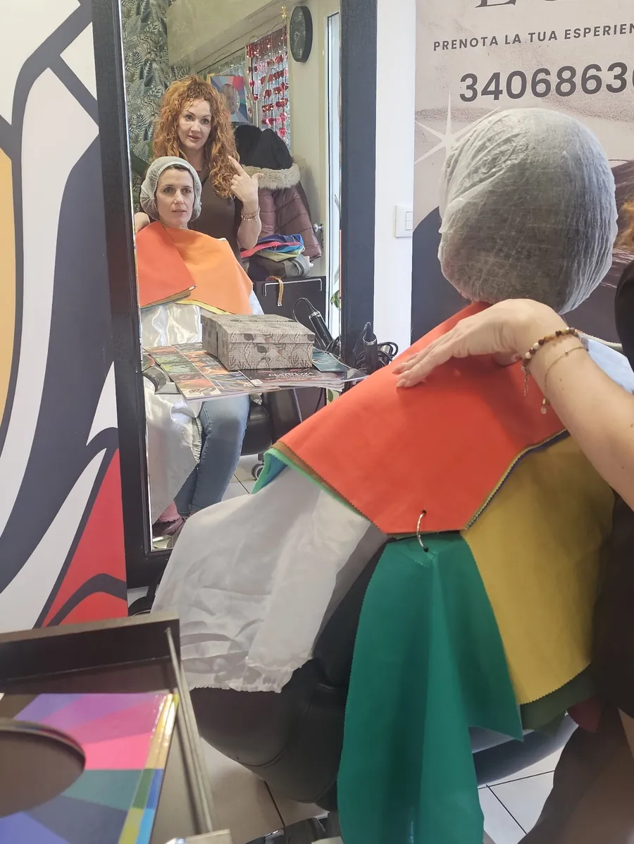 Una cliente durante l'analisi armocromatica con i teli colorati